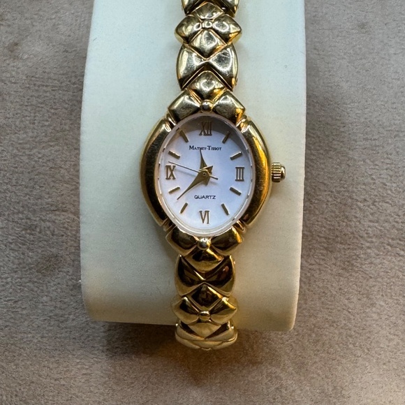 Vintage Givenchy Gold Women's Watch with Roman Numerals - Picture 3 of 7